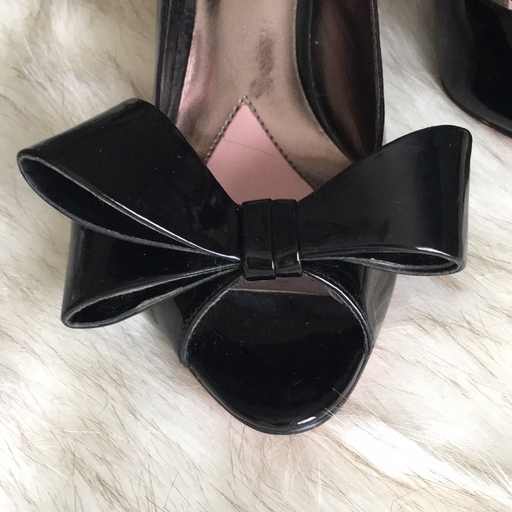 PARIS HILTON SIGNATURE BLACK PATENT LEATHER BOW PEEP-TOE HEEL/PINK LEATHER SOLE